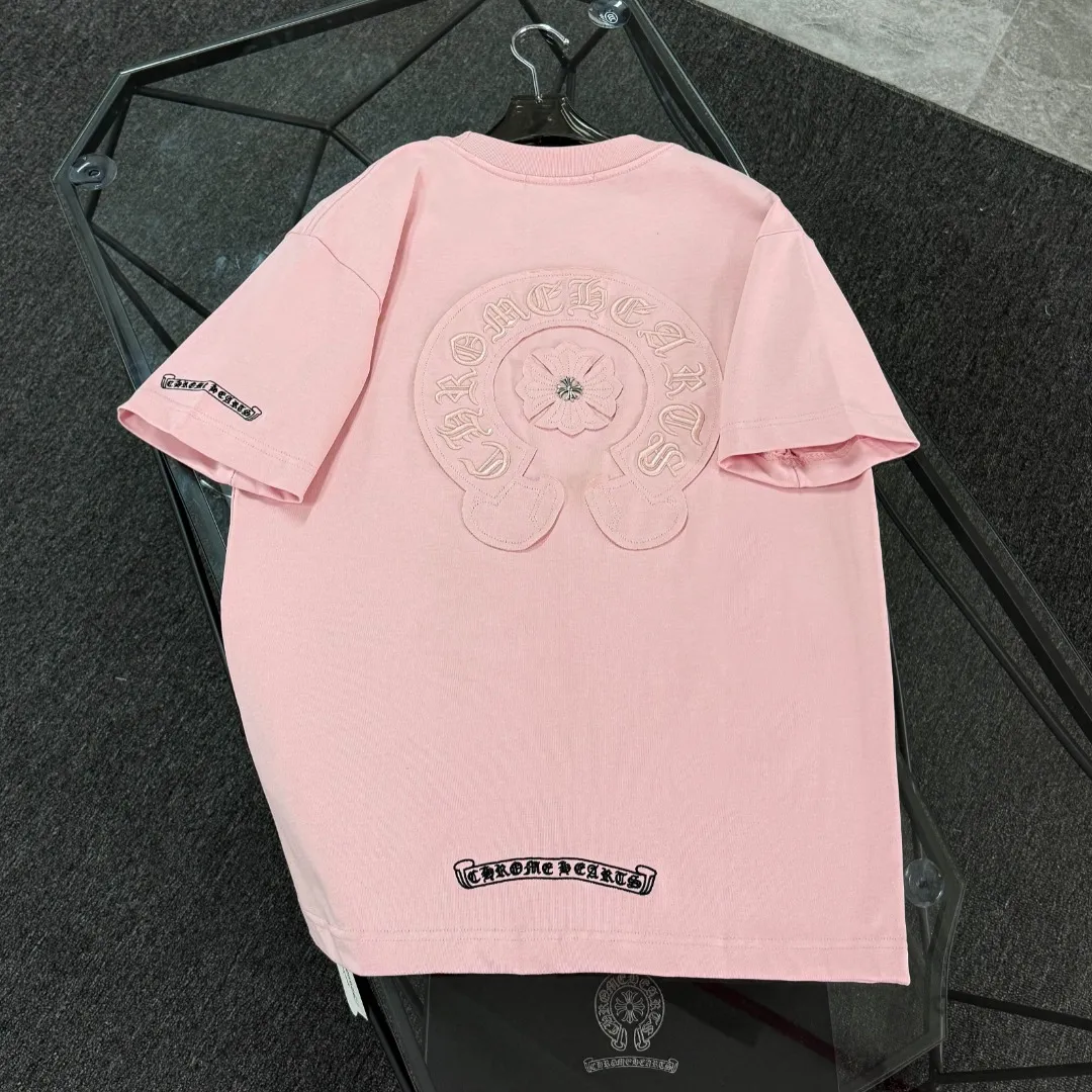 P180 Chrome Hearts Chrome Hearts 25 high version. The fabric is made of 300g high-density pure cotton. It does not deform or shrink. It has three labels. It is the same style for men and women. Technology: patch embroidery + original development hardware. Color: white, black, pink. SIZE: S-XL